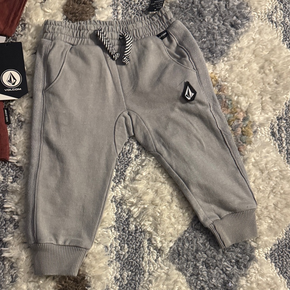 Volcom Set - Picture 4 of 9